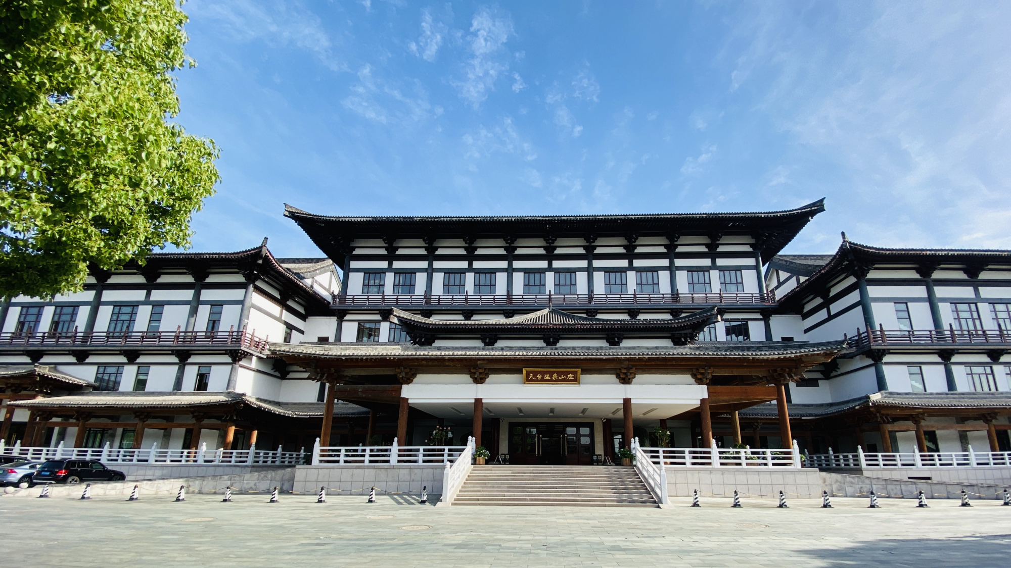 门口养仙鹤、大堂放金丝楠木的酒店，你有见过吗？天台温泉山庄