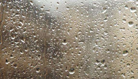 天气潮湿家里滴水,天气下雨屋里淋湿怎么办