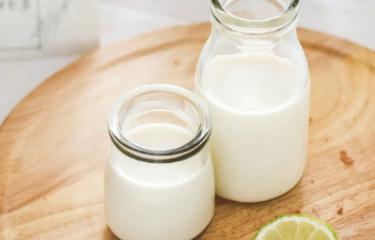 女人年轻头发白是缺少什么,女性白头发是因为缺什么