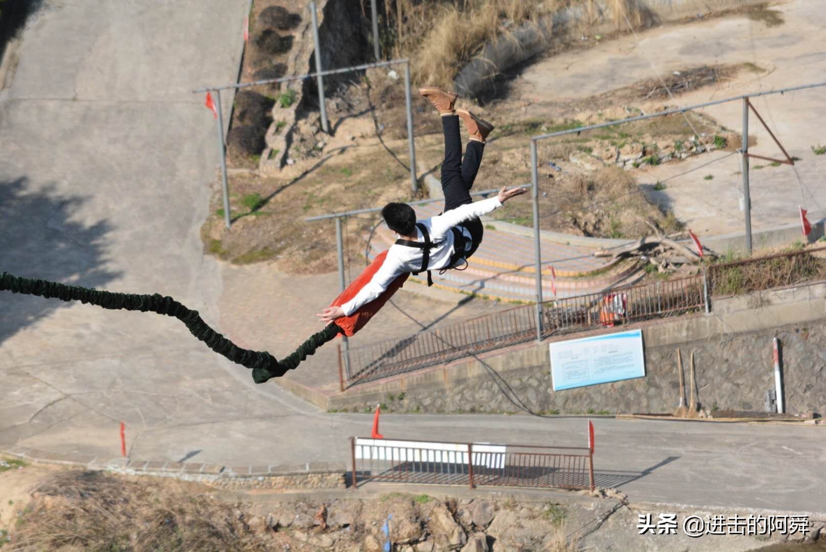 蹦极的体验感超过所有过山车吗,蹦极根本没有犹豫这是经历了什么