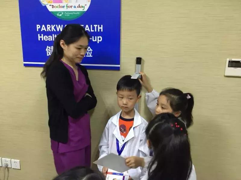 “DoctorFor-A-Day”：小问号携手知名品牌-新加坡“百汇医疗”