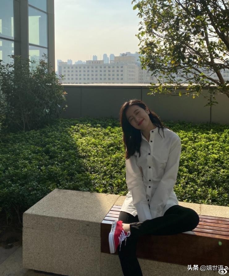 周雨彤穿板鞋图片,周雨彤spell牛仔裤穿搭