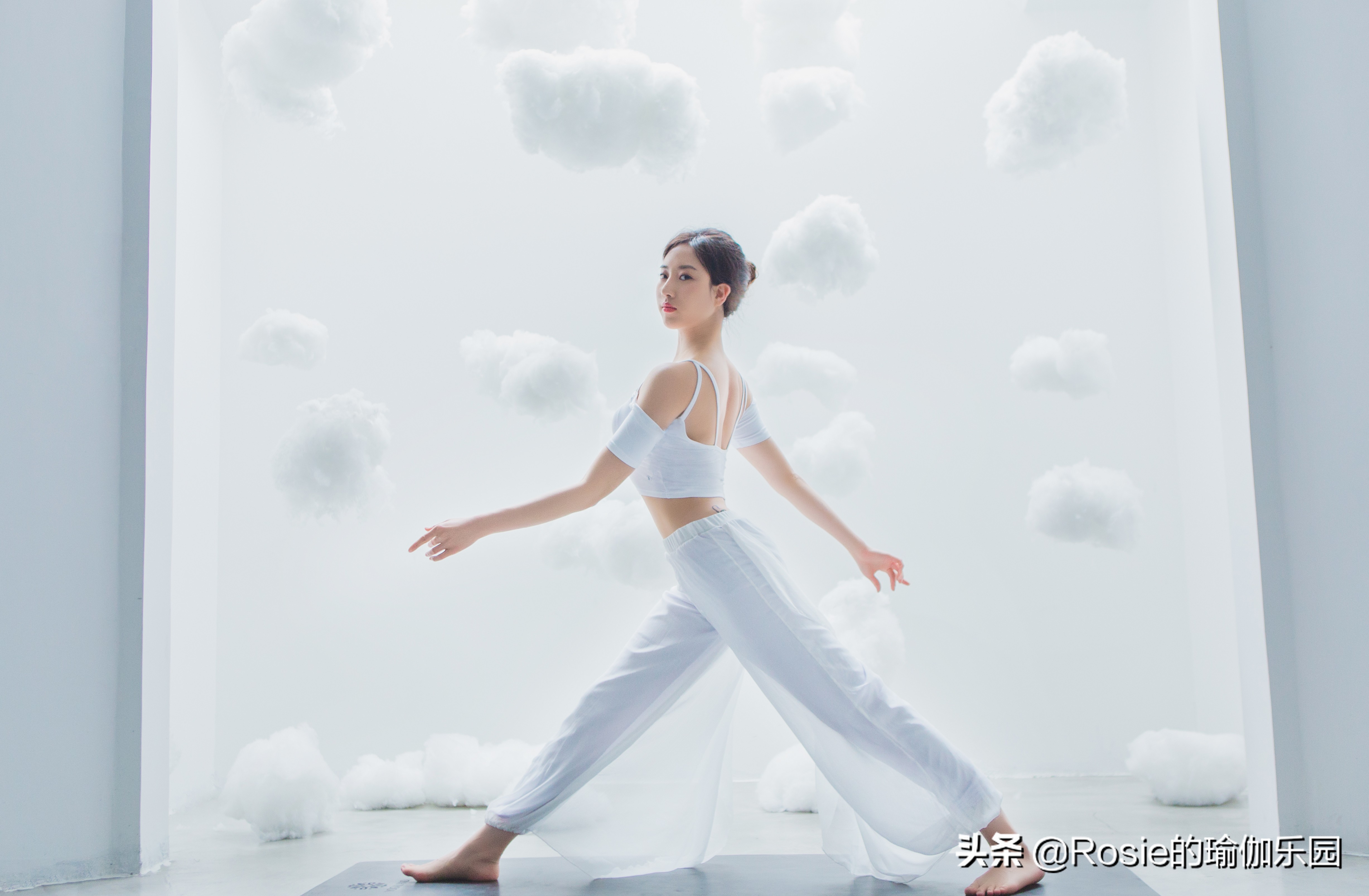 驼背肚子突出胸下垂怎么纠正姿势,弯腰驼背导致胸部外扩下垂怎么练