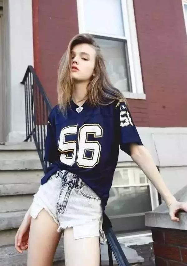 谁说球衣不是时髦的衣服?明明可以性感与可爱兼具