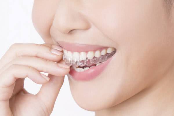 隐形矫正和传统的矫正有什么区别,舌侧矫正和隐形矫正哪个费用高