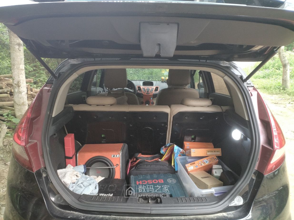 福特嘉年华后备箱锁打不开,福特嘉年华两厢后备箱锁应急开关