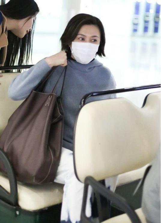 56岁关之琳穿裤裙现身机场,关之琳穿搭太高调了荧光绿针织裙