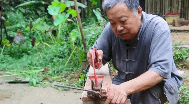 中国大爷手造神器被夸“鲁班再世”，外媒见识不一样的中国功夫