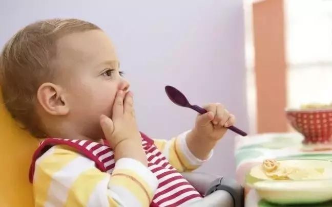 宝宝不吃饭只吃奶的解决办法,宝宝只喝奶不吃饭怎么办