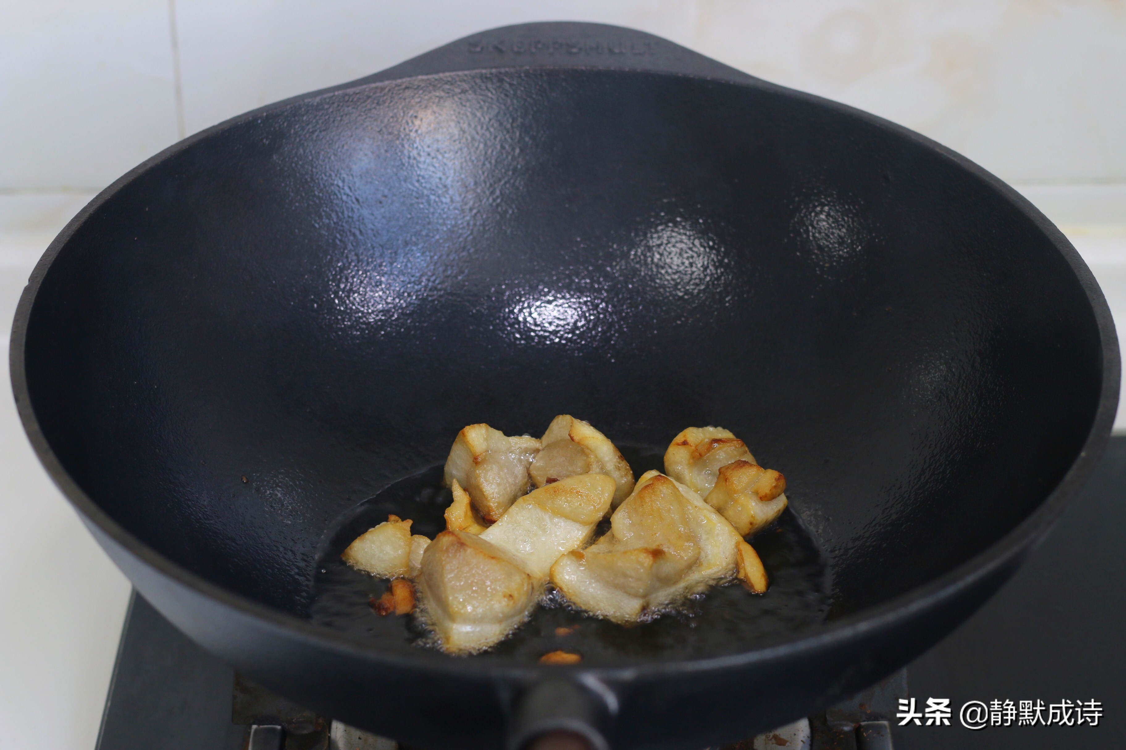 铸铁锅炒菜怎么操作不粘,铸铁锅炒菜有什么好处