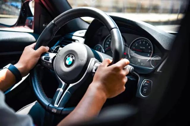 高速开车突然爆胎紧急处理,高速突然爆胎采取安全措施是什么