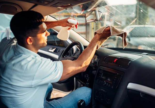 挡风玻璃发白清洁小妙招,挡风玻璃怎么清洗更干净