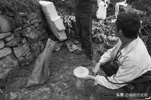 坟墓上应不应该立碑？想必忘记文化传承的人，似乎也就忘记了祖辈