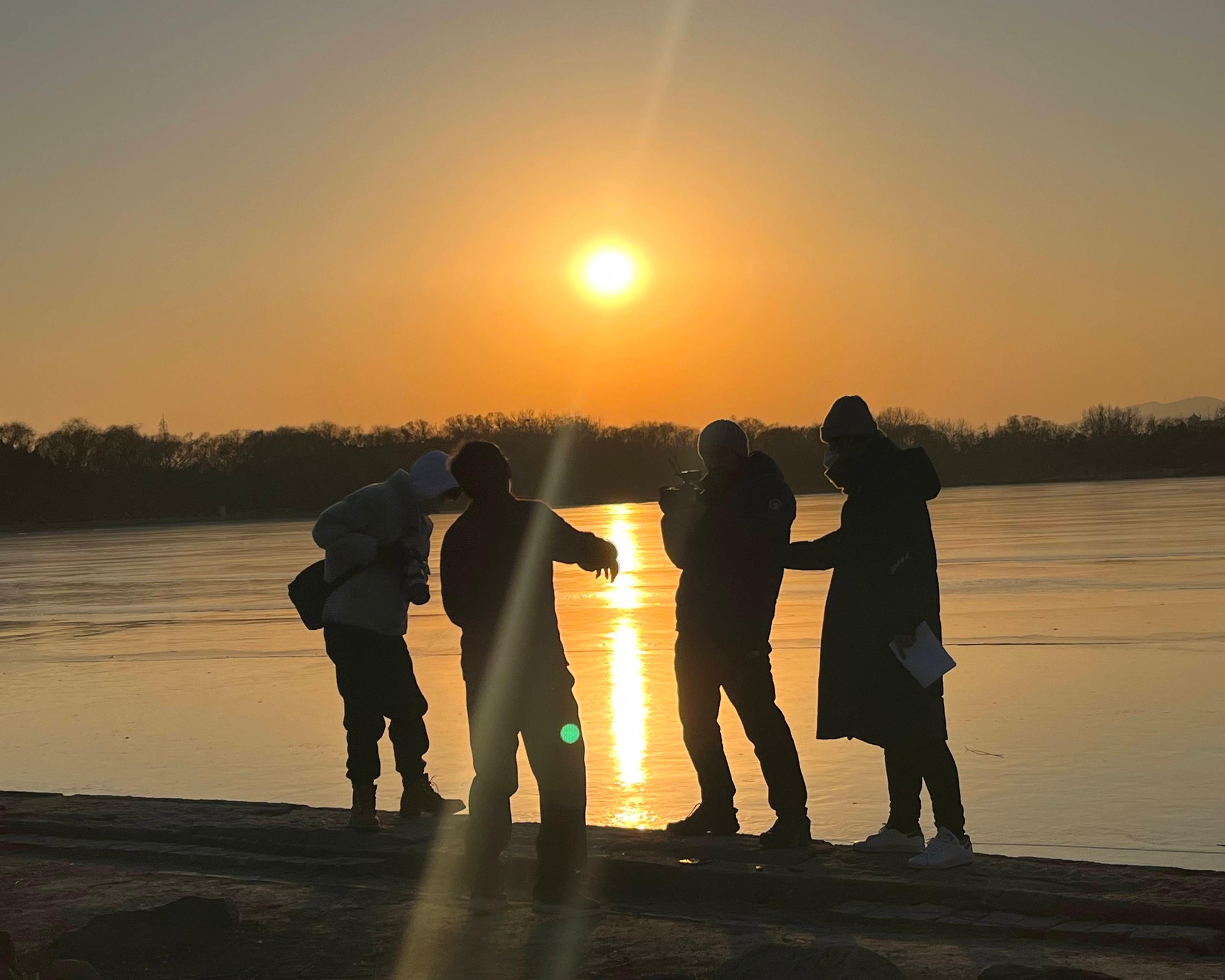 56岁“孤独指挥家”意外走红妻子是清华职工一直想让他当教授