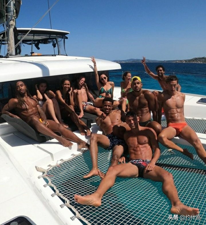 性感“*男美**鱼”被网暴，一个丑女差点让人错过了一波帅哥