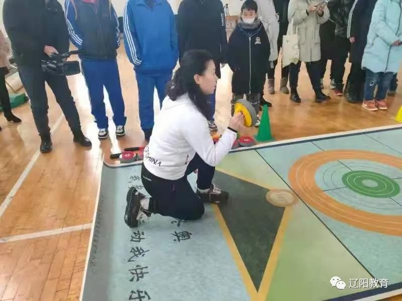 逐梦残疾人冰雪运动携手共享出彩人生——白塔区启智学校运动健儿与冰壶运动的初接触