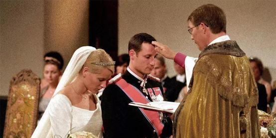 挪威公主：被称“全球最美”公主，17岁开战机跳高楼，未来是女王