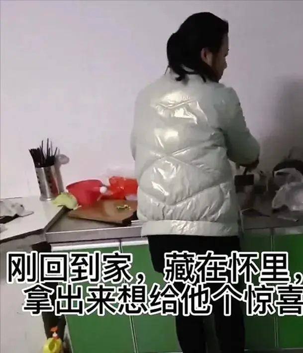 到底打了谁的脸？抑郁症少女被母亲当街怒骂：不愁吃喝你装什么装
