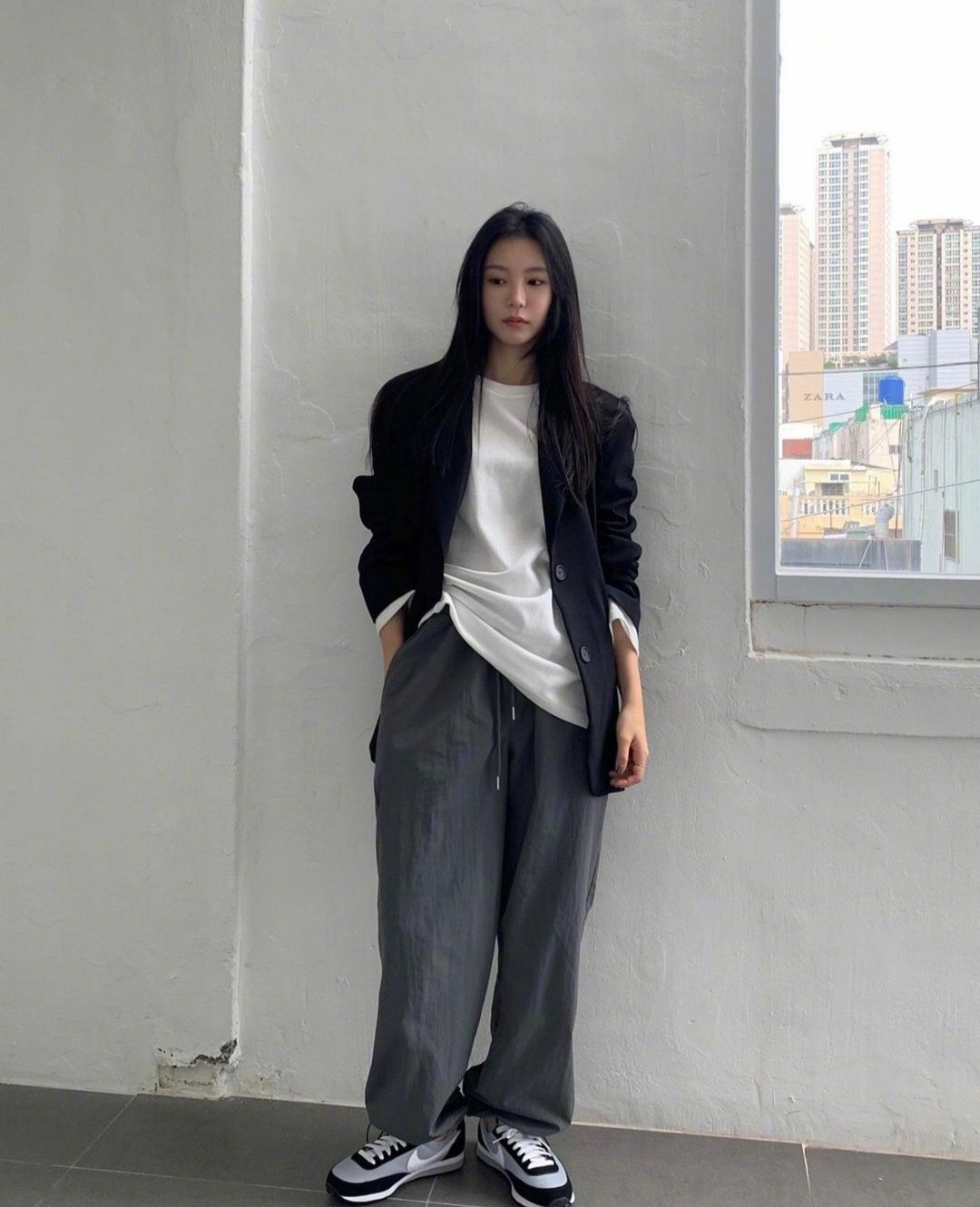 没想到简简单单的上衣这么有气质,没想到穿小黑裙气质还真不错