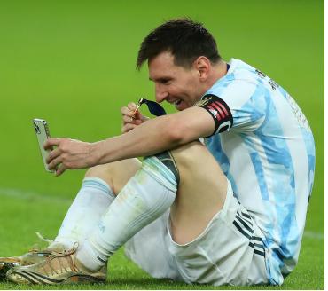 梅西获得金球奖c罗握手梅西,梅西工资卡给老婆