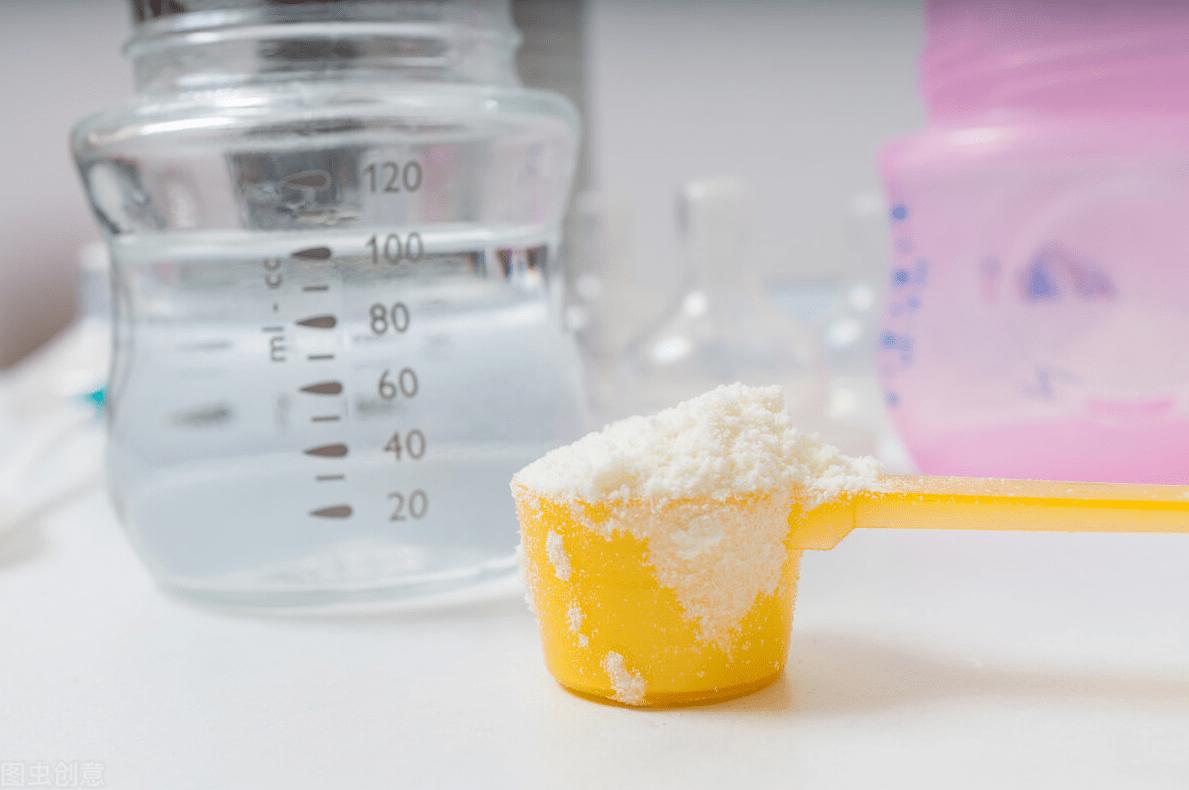 奶粉结块不溶解正常吗,奶粉不好溶解有结块怎么回事