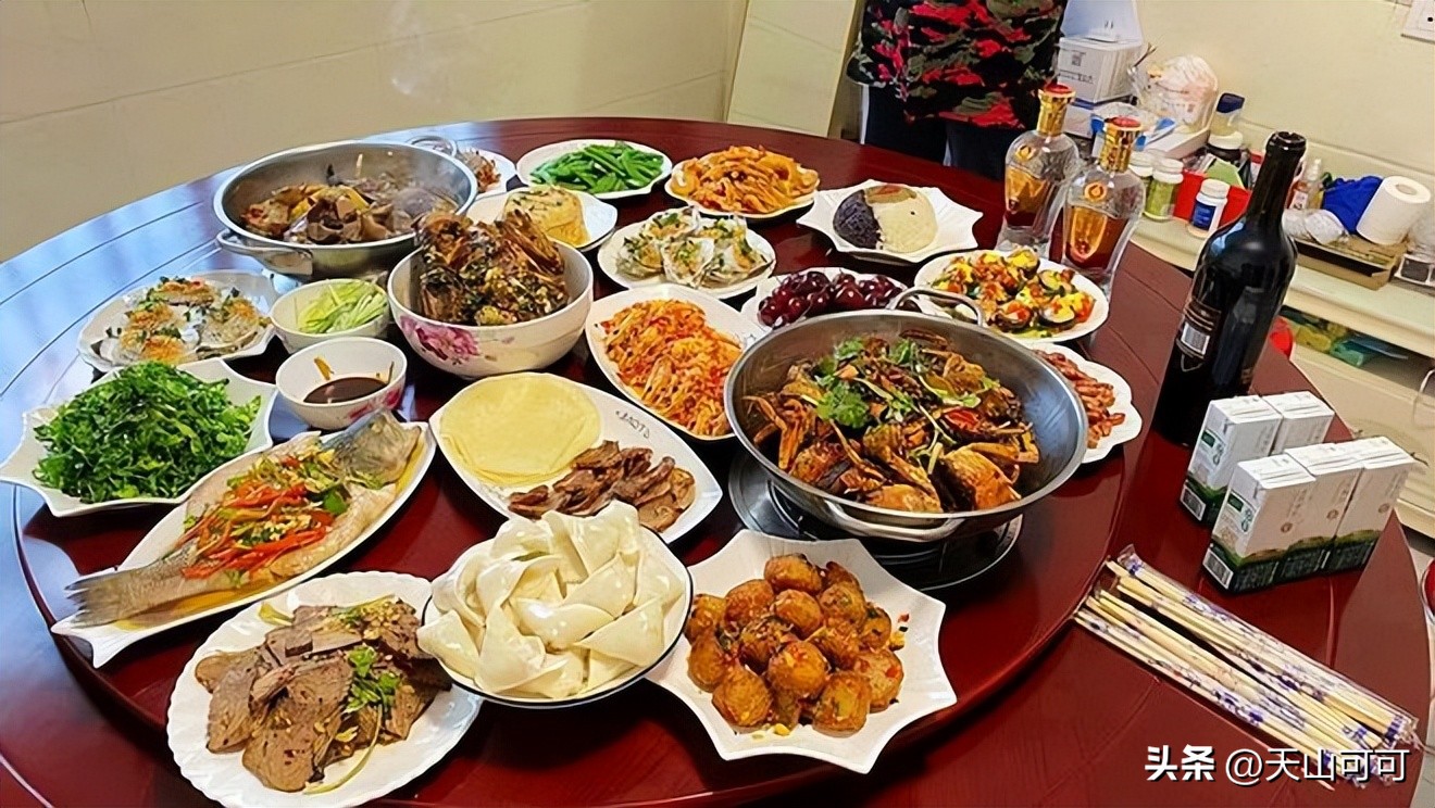 大家庭15个人的年夜饭菜单,年夜饭必备的二十道菜四口之家