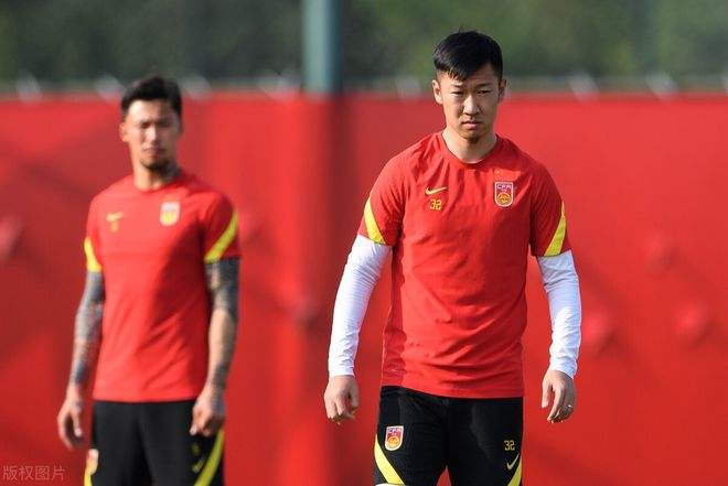 男足抵达阿联酋,男足108人抵达阿联酋视频