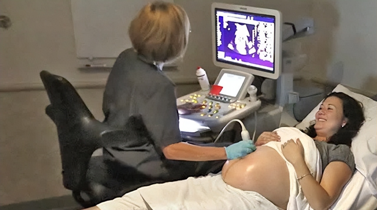 美国产妇水下分娩生下双胞胎,美国孕妇水下分娩双胞胎完整版