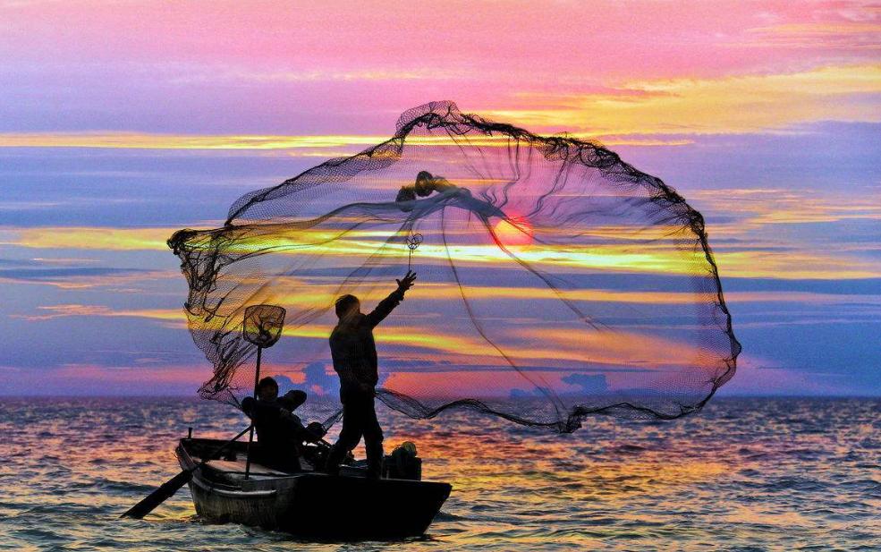 怎么撒网捕大鱼视频,三人撒网捕获大鱼