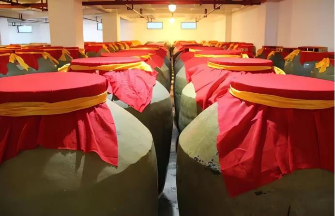 河北65岁赵大叔，收藏30斤散酒被取笑，15年后取出，众人沉默不语