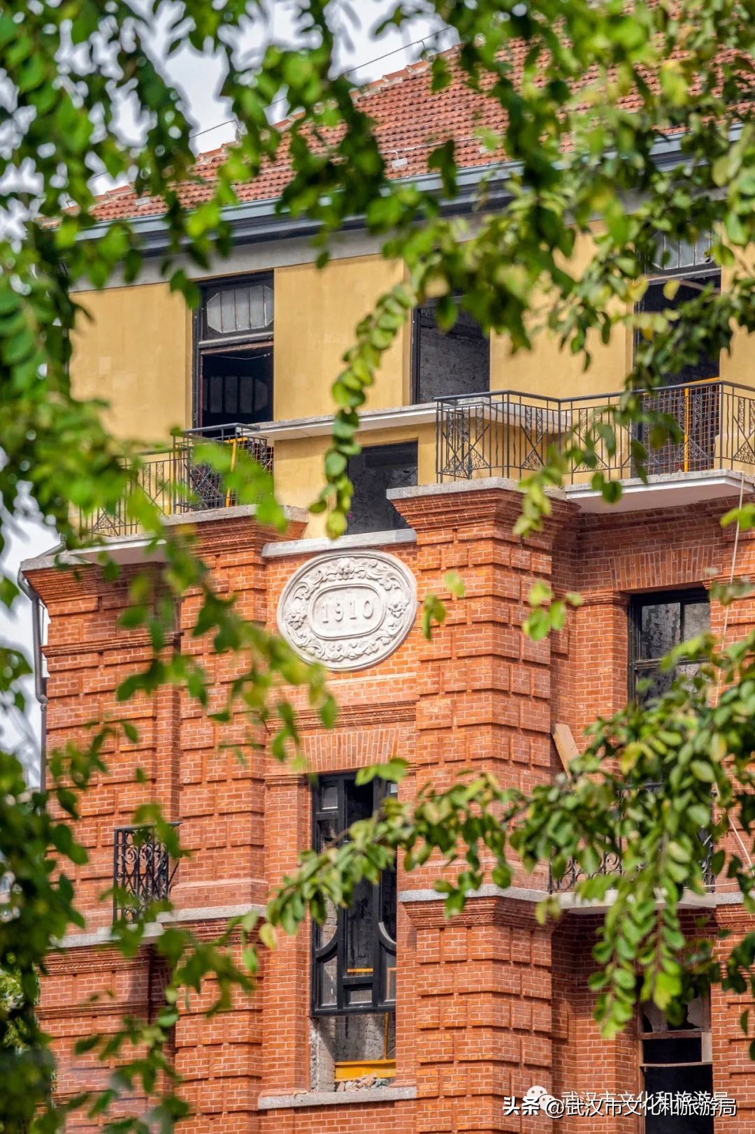 武汉人在江边,一个人在武汉江边