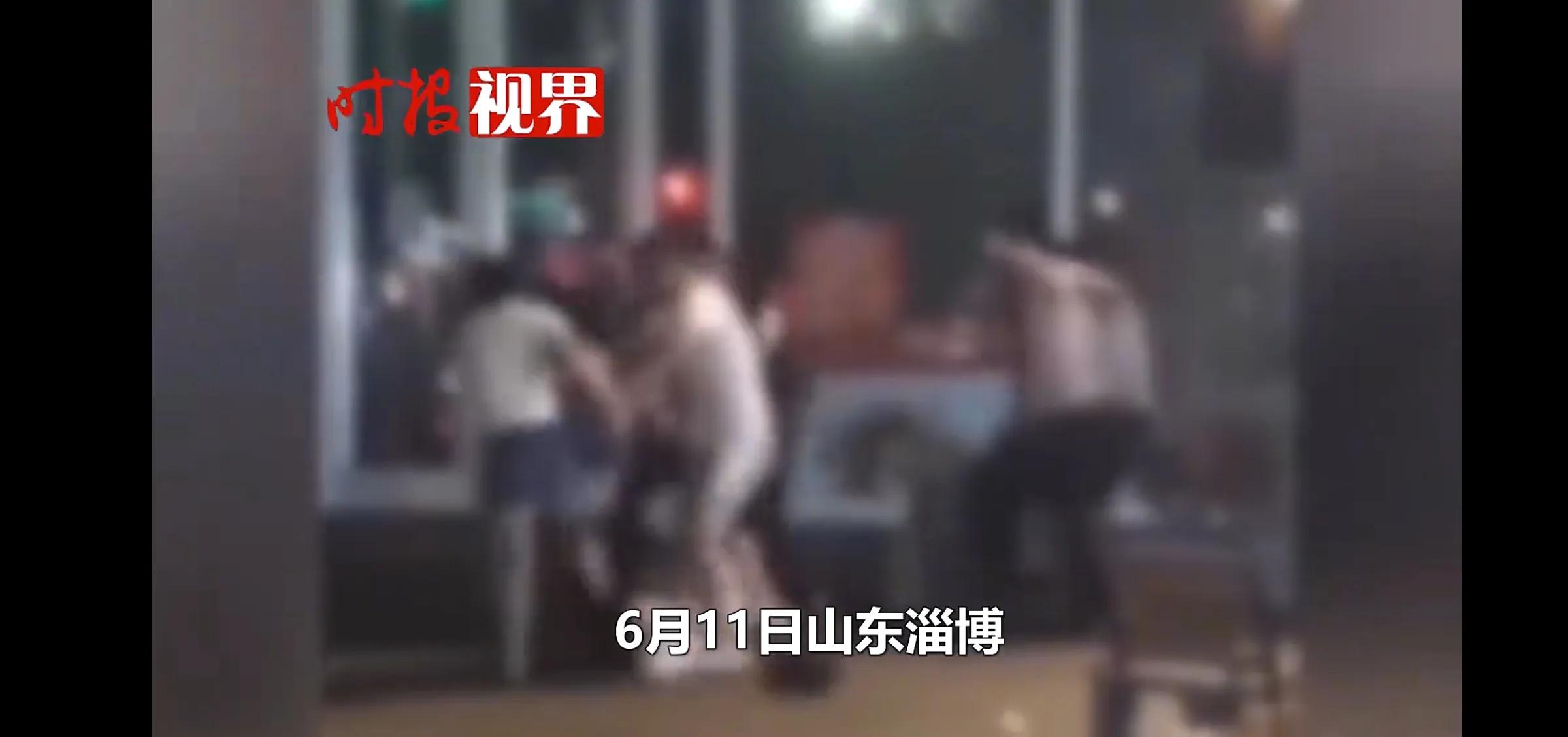 大排档打架反杀名场面,两男子大排档打架被砸酒瓶