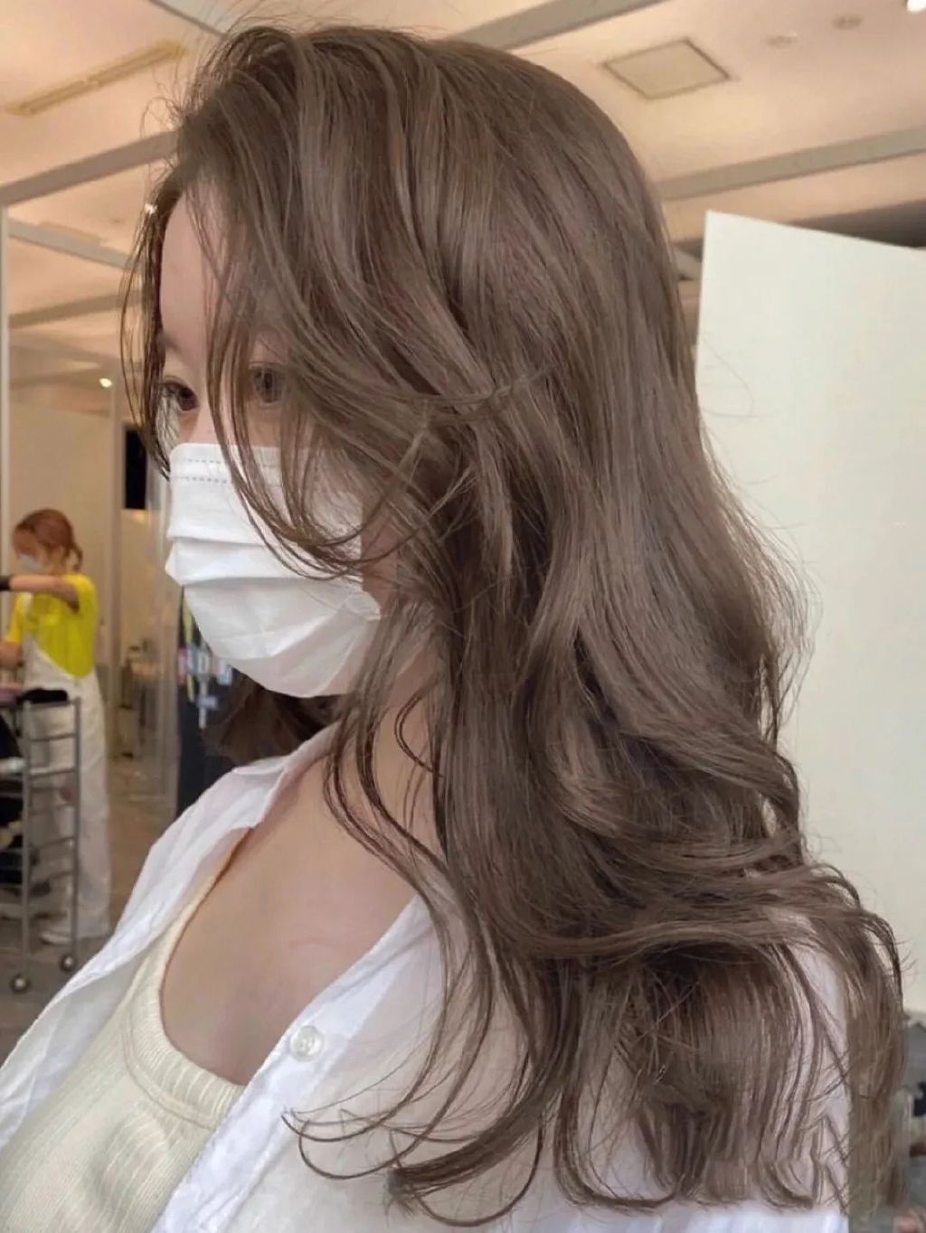 2018发色显肤色白又低调的发色,浅发色和深发色哪个更低调