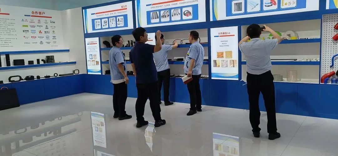 随着疫情稳定各地正加快复工复产,疫情防控暨安全生产工作推进会