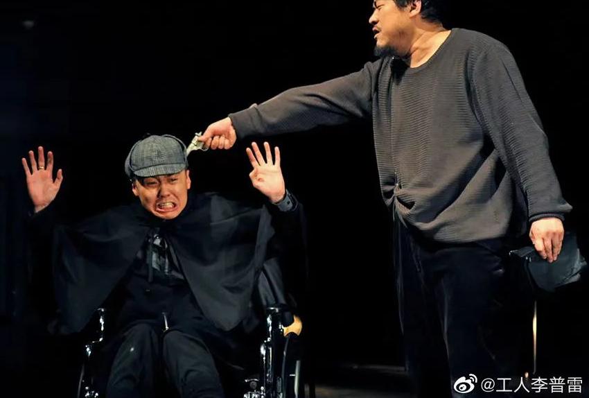 我穿着防爆服被观众暴打，但演出不能停