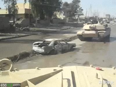 炮弹能炸一个足球场吗,一炮能掀翻坦克的加农榴弹炮