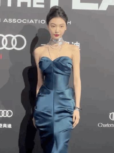 张嘉倪黑裙和网红同框,张嘉倪风波后首晒美照