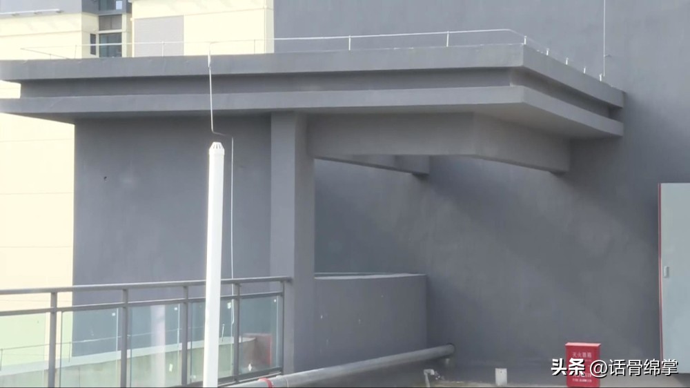 顶楼加盖楼下住户不同意,七楼楼顶加盖了一层