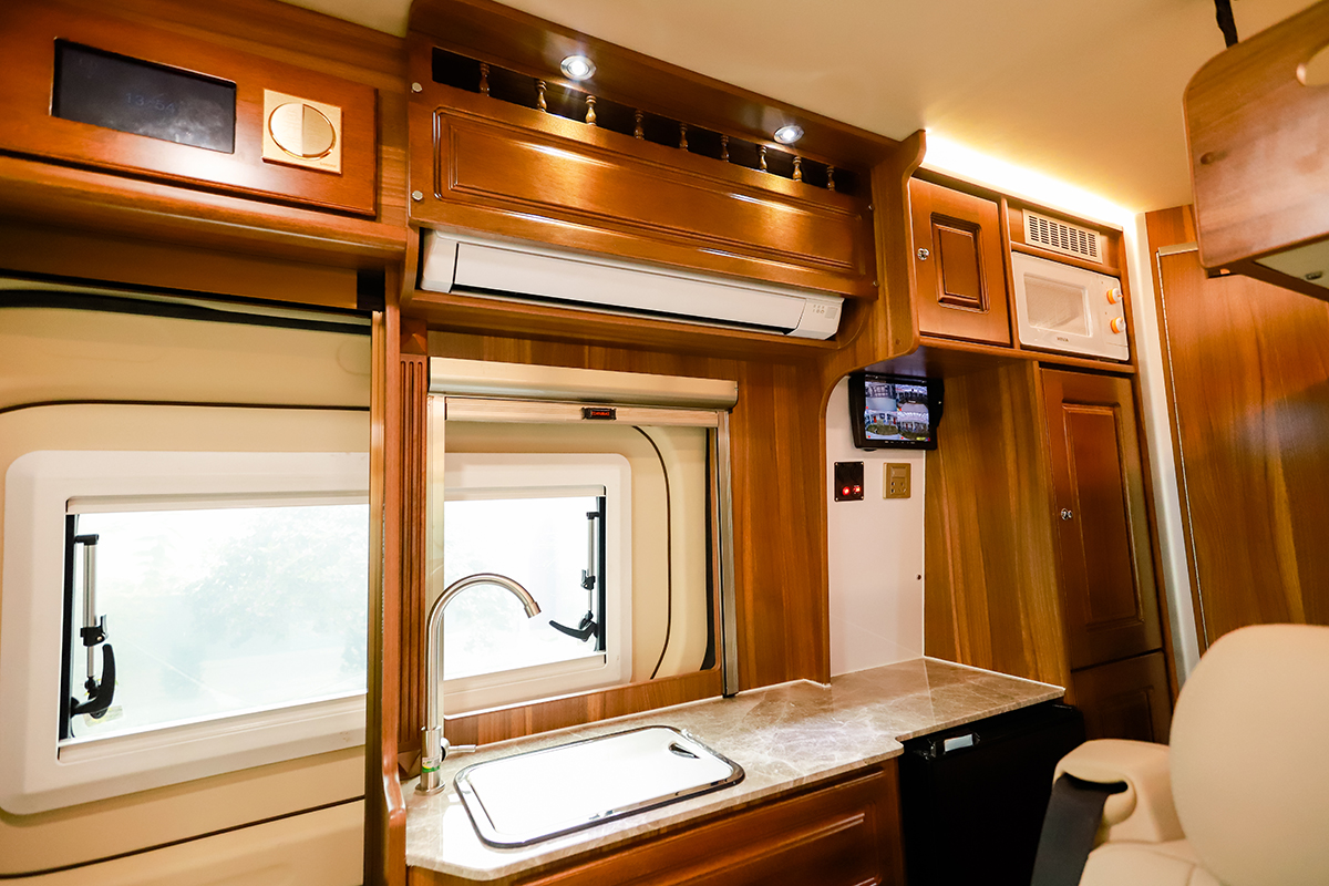 鲁道尔房车效果图,豪华卫浴分离房车