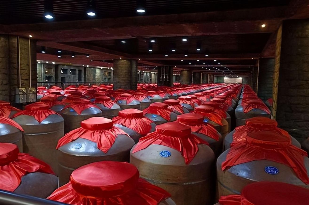 退休大爷不喝茅台却痴迷酿酒，自购设备酿完试饮，行家惊呼：别喝