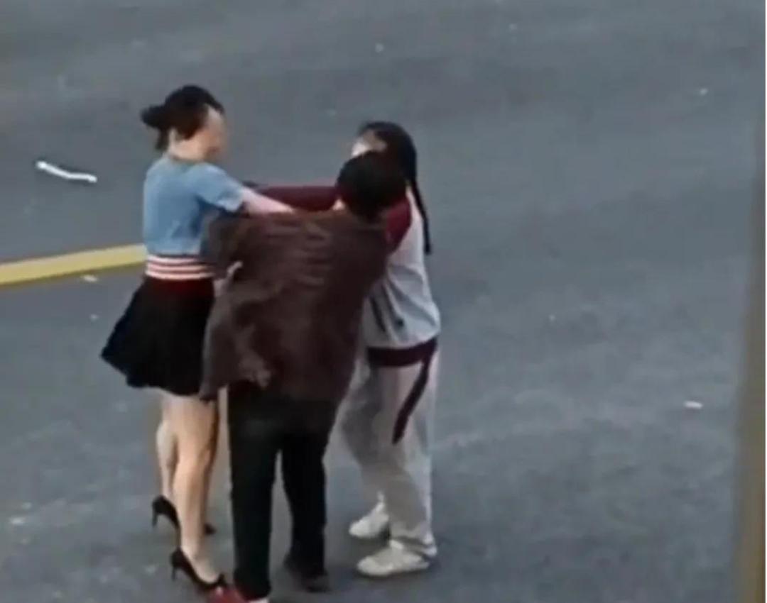 婆媳打架儿子拉架原视频,婆媳在街上打架孙女劝架被打