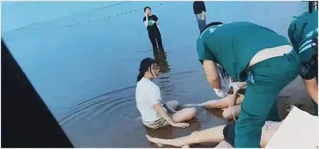 2021全年最感动人心的5张*拍偷**照,承包了朋友圈所有泪点