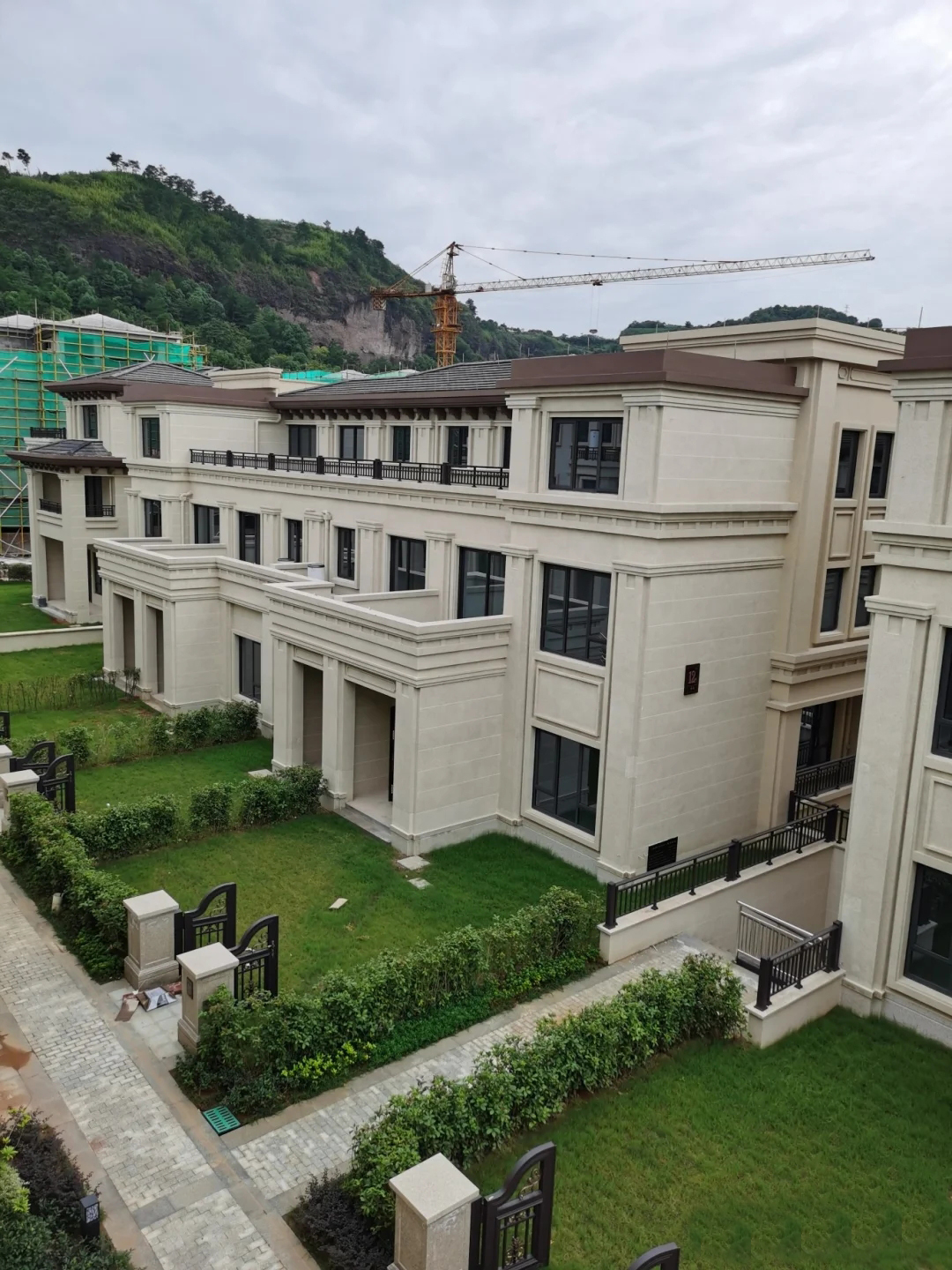 联排别墅和独栋的优劣势,市区联排别墅前景