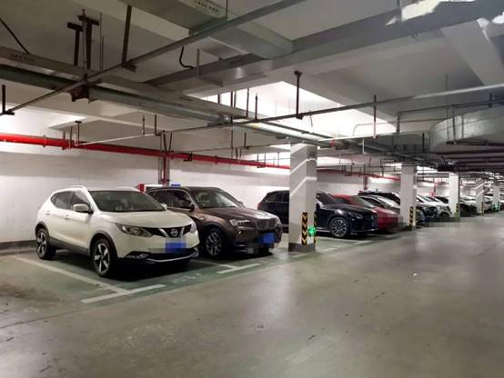 女子占道停车10多天车被铲车铲走,女子占小吃摊位停车20天