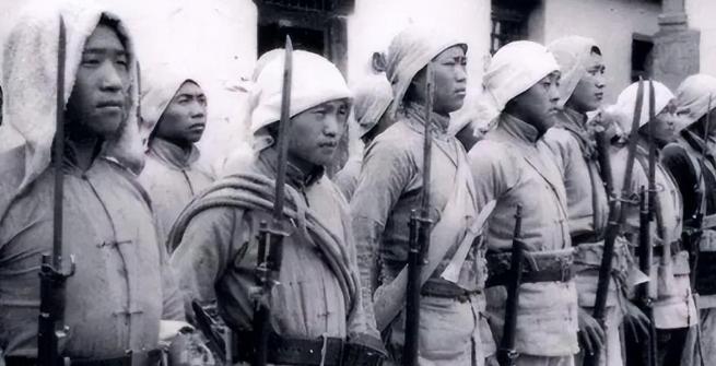 萧克资历仅次于贺龙,为何只被授予上将军衔?毛主席这招实在厉害