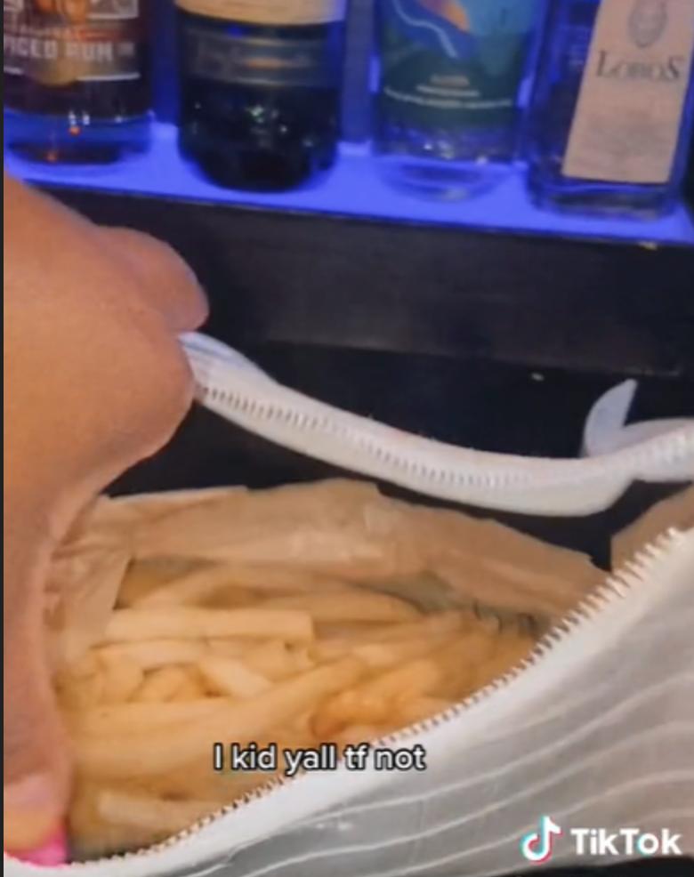 国外妹喝醉丢包包，调酒小哥打开直接懵了！拍视频3000万网友围观