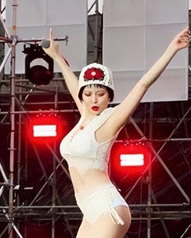 显摆、不穿、还露背,这些女明星服饰真的很宽松吗?