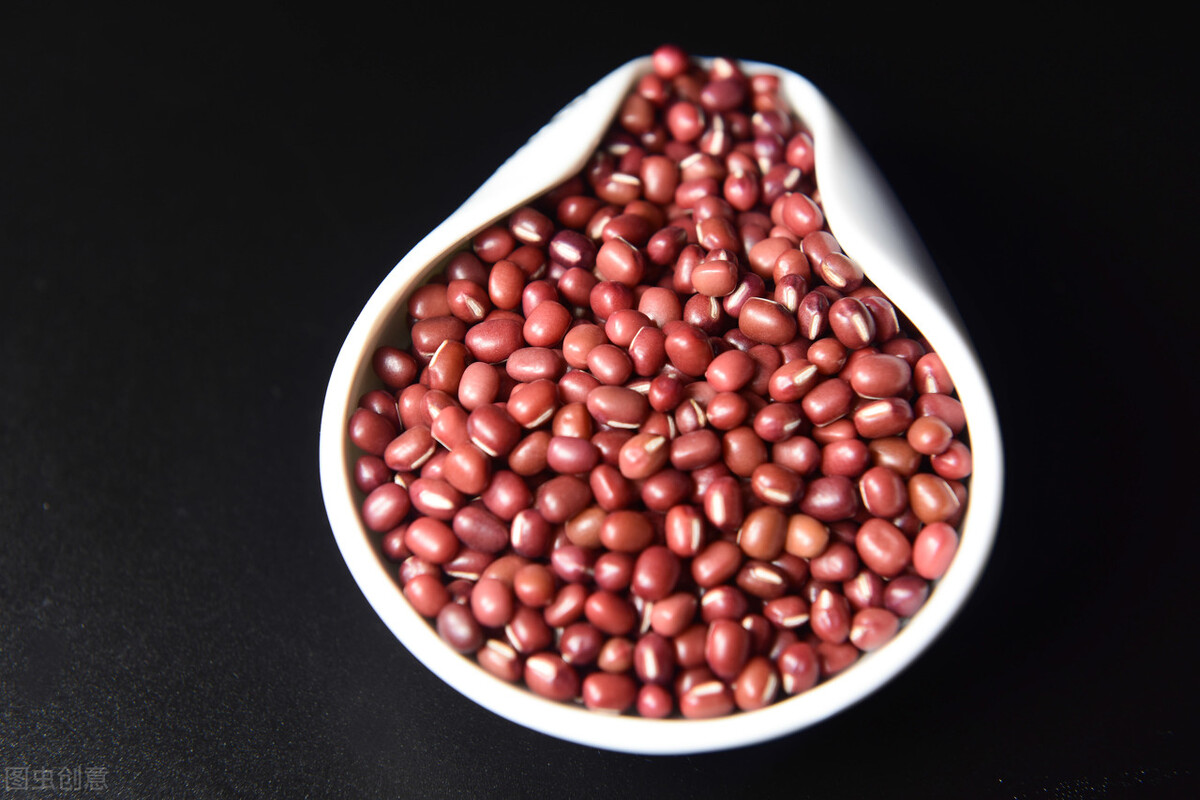 红豆薏米粥和赤小豆薏米粥的区别,薏米红豆粥里的红豆是红小豆吗