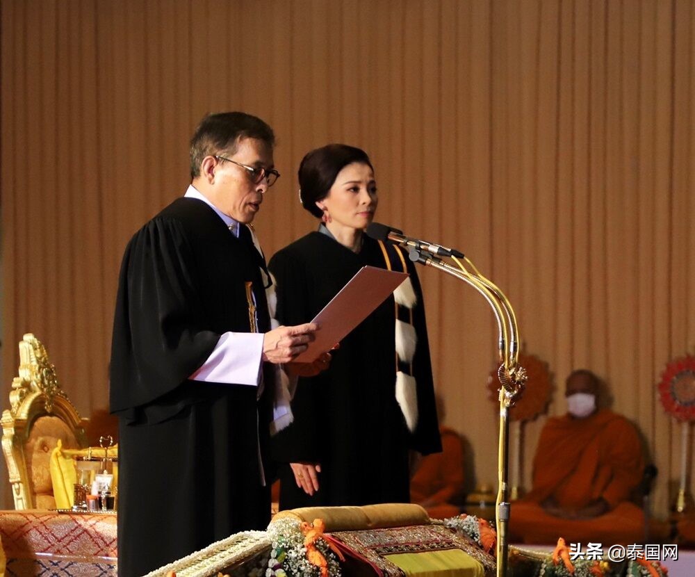 泰国国王携王后为法政大学毕业生颁发学位证