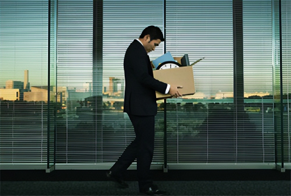 男子请丧假未批强行休假被开除,请丧假被辞退怎么赔偿